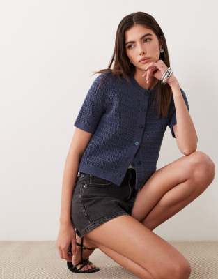 Abercrombie & Fitch - Kurzärmlige Strickjacke in Marineblau mit Knopfleiste