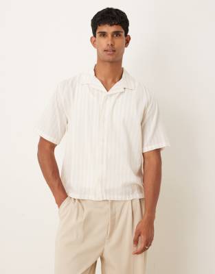 Abercrombie & Fitch - Kurzärmliges, gestreiftes Seersucker-Hemd in Beige-Brown