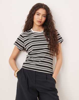 Abercrombie & Fitch - Kurzärmliges, tailliertes T-Shirt in Schwarz gestreift-Marineblau