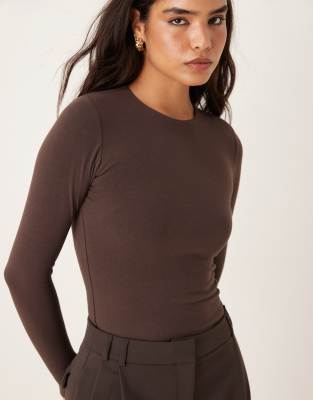 Abercrombie & Fitch - Langärmliges, knapp geschnittenes T-Shirt in Braun-Brown