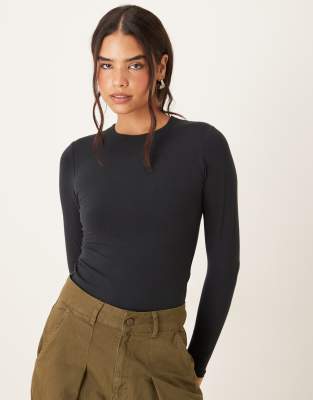Abercrombie & Fitch - Langärmliges, knapp geschnittenes T-Shirt in Schwarz