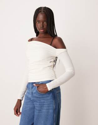 Abercrombie & Fitch - Langärmliges Oberteil in Cremeweiß mit verdrehtem, asymmetrischem Design