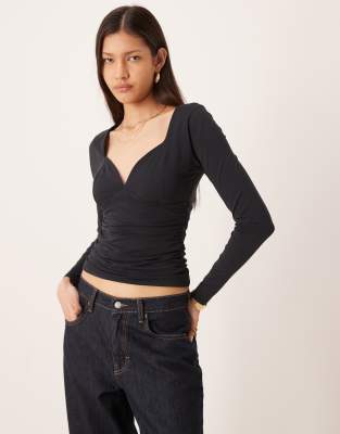 Abercrombie & Fitch - Langärmliges Oberteil in Schwarz mit Herzausschnitt und integriertem BH