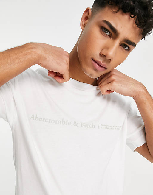 Abercrombie & Fitch – Legeres T-Shirt in Weiß mit Logo quer über der Brust  | ASOS