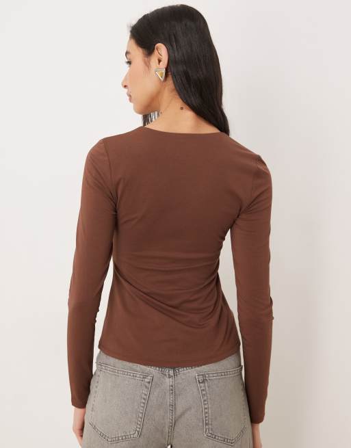 Abercrombie & Fitch long sleeve cut out twist top in brown, 3 of 4