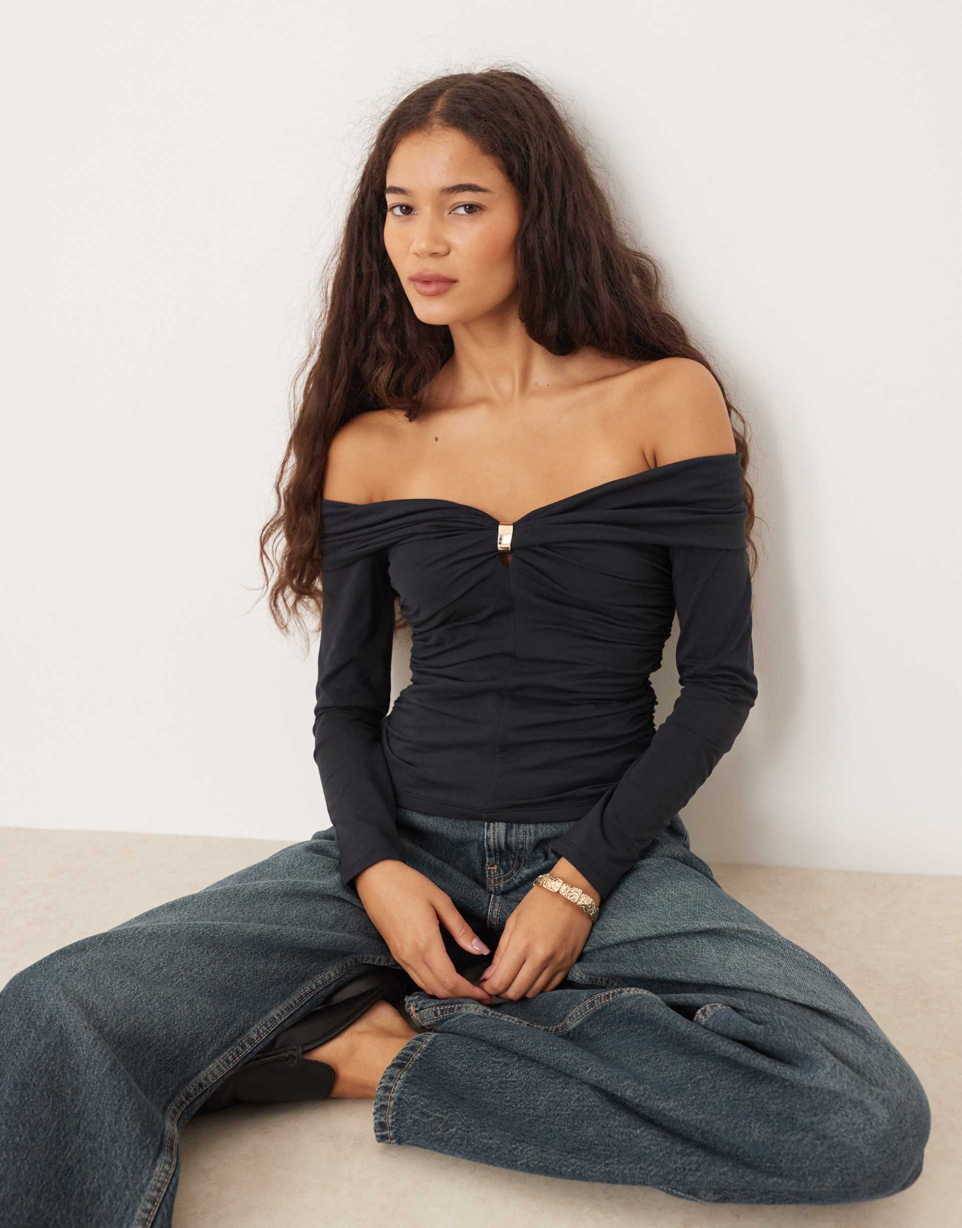 abercrombie & fitch long sleeve off-the-shoulder hardware top in black