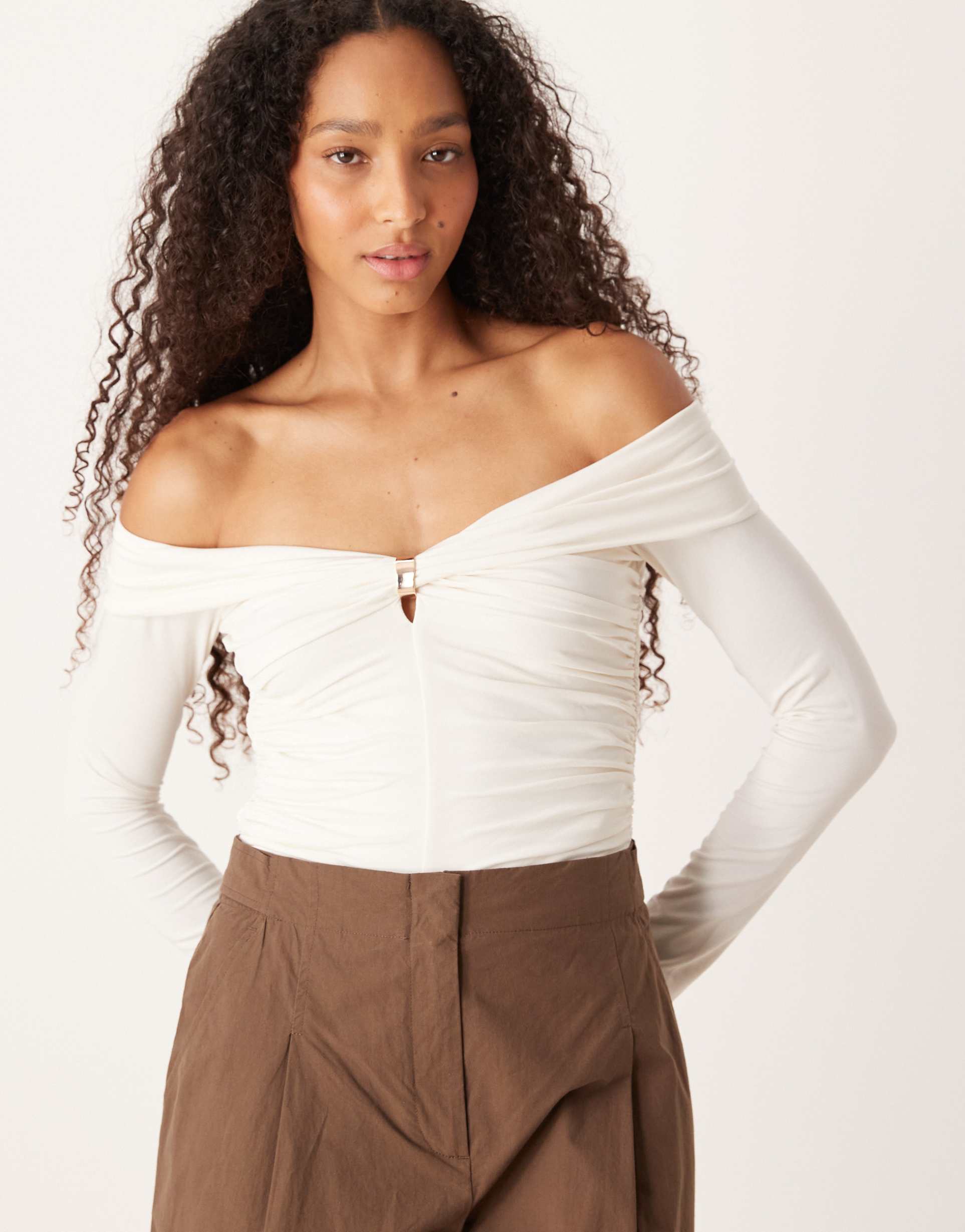 abercrombie & fitch long sleeve off the shoulder hardware top in cream