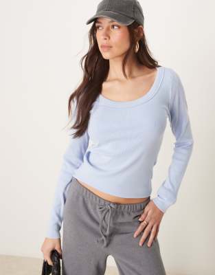 long sleeve scoop neck rib knit top in light blue