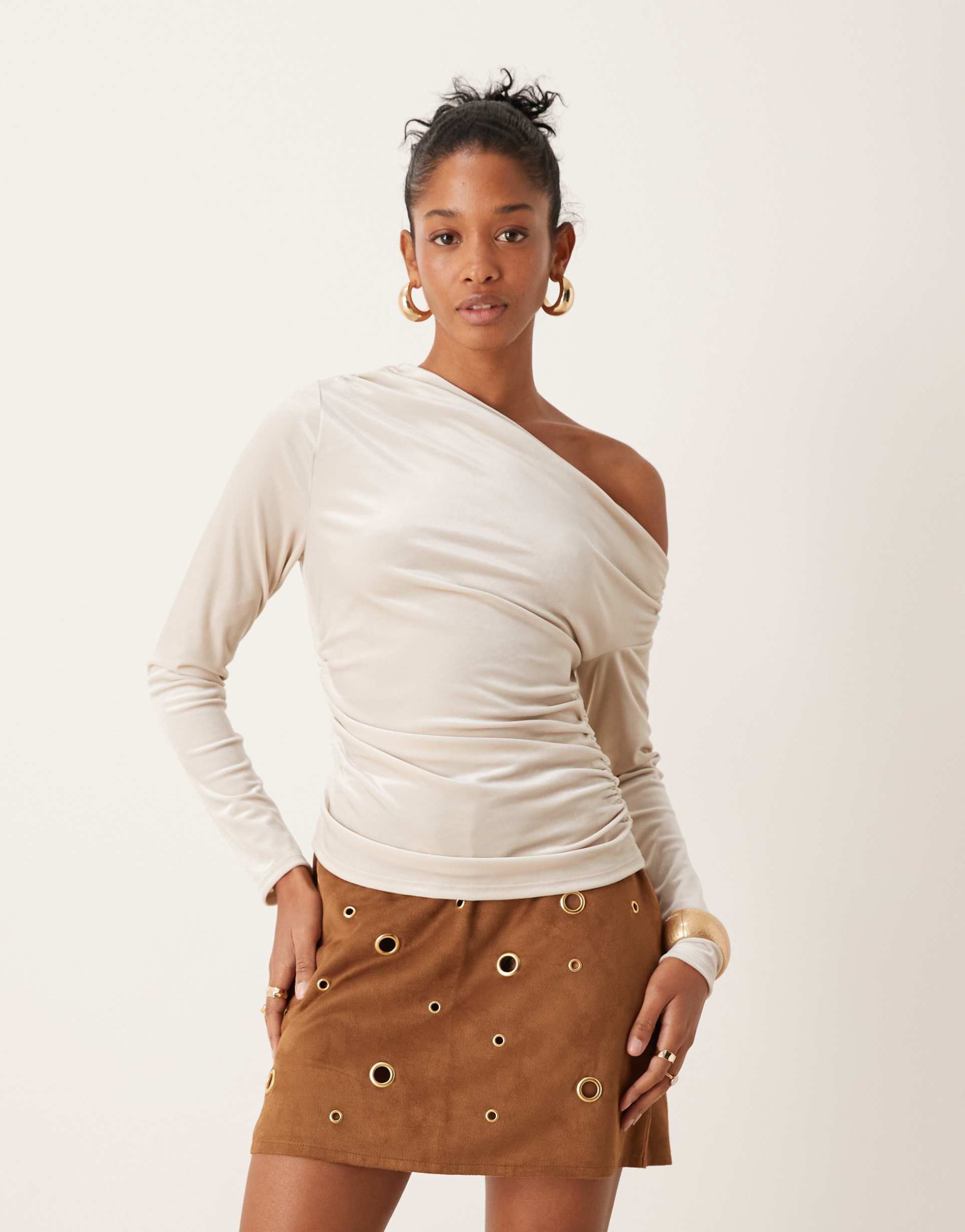 abercrombie & fitch long sleeved off the shoulder top in cream velvet