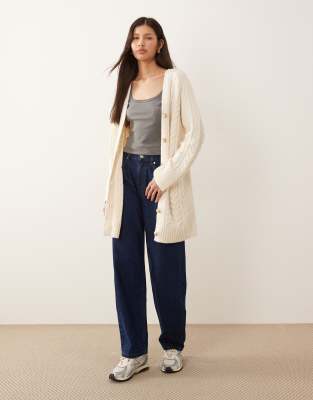 Abercrombie & Fitch - Longline-Strickjacke in Creme mit Zopfmuster-Rot