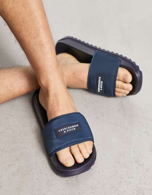 Abercrombie & Fitch – Marinblå tofflor med cirkellogga