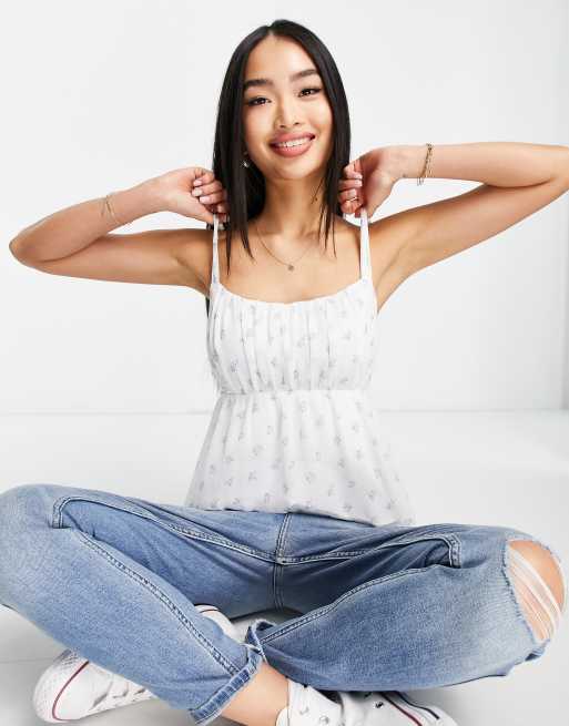 Abercrombie & Fitch – Marszczony top na ramiączkach w stylu babydoll z białego szyfonu w drobny kwiatowy wzór