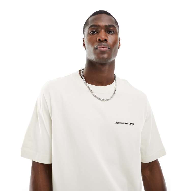 Abercrombie & Fitch プレミアム マイクロ ロゴ Tシャツ Abercrombie & Fitch プレミアム マイクロ ロゴ Tシャツ