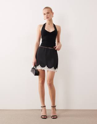 Abercrombie & Fitch - Mini-Skort aus Satin in Schwarz mit Spitzenbesatz