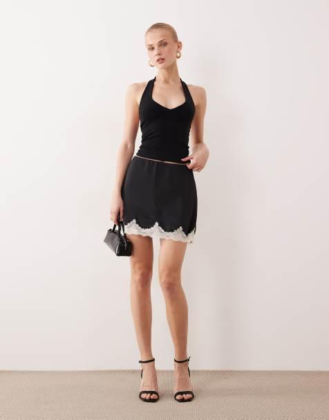 Abercrombie & Fitch – Mini-Skort aus Satin in Schwarz mit Spitzenbesatz - view 1