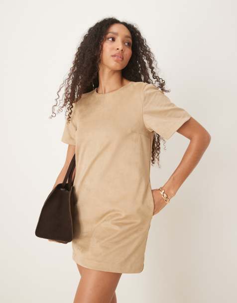 Abercrombie & Fitch - Mini T-shirtjurk van imitatiesuède met korte mouwen en ronde hals in lichtbruin - view 1