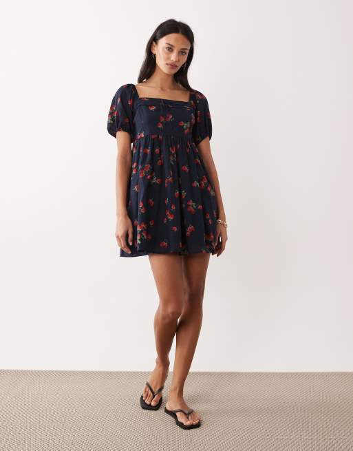 Abercrombie & Fitch – Minikleid im Milchmädchen-Stil mit eckigem Ausschnitt und Erdbeermuster , 3 von 4