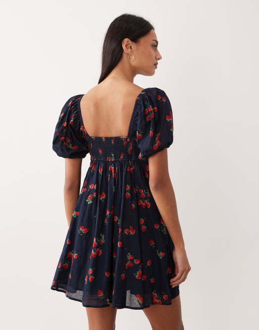 Abercrombie & Fitch – Minikleid im Milchmädchen-Stil mit eckigem Ausschnitt und Erdbeermuster , 4 von 4
