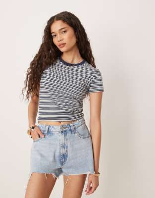 Abercrombie & Fitch - Nahtloses Cropped-T-Shirt in gestreiftem Marineblau mit knappem Schnitt