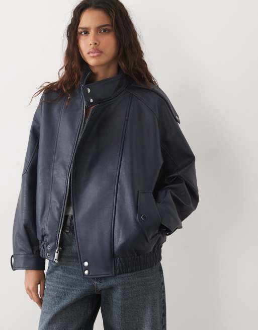 Abercrombie & Fitch oversized bomberjacka i konstläder i navy, 3 av 4