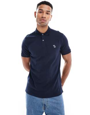 Abercrombie & Fitch – Pikee-Polohemd in Marineblau mit erhöhtem Markenlogo und Zierstreifen