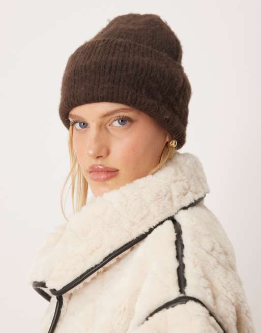 Abercrombie & Fitch - Pluizige beanie in bruin, 2 van 3