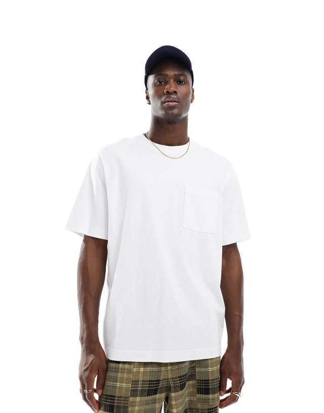 Abercrombie & Fitch - premium heavyweight t-shirt in white with pocket