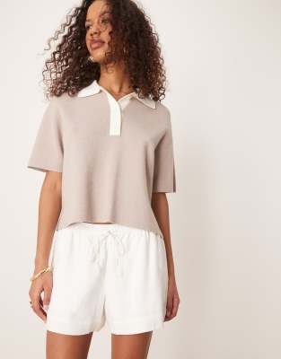 pull-on linen shorts in white
