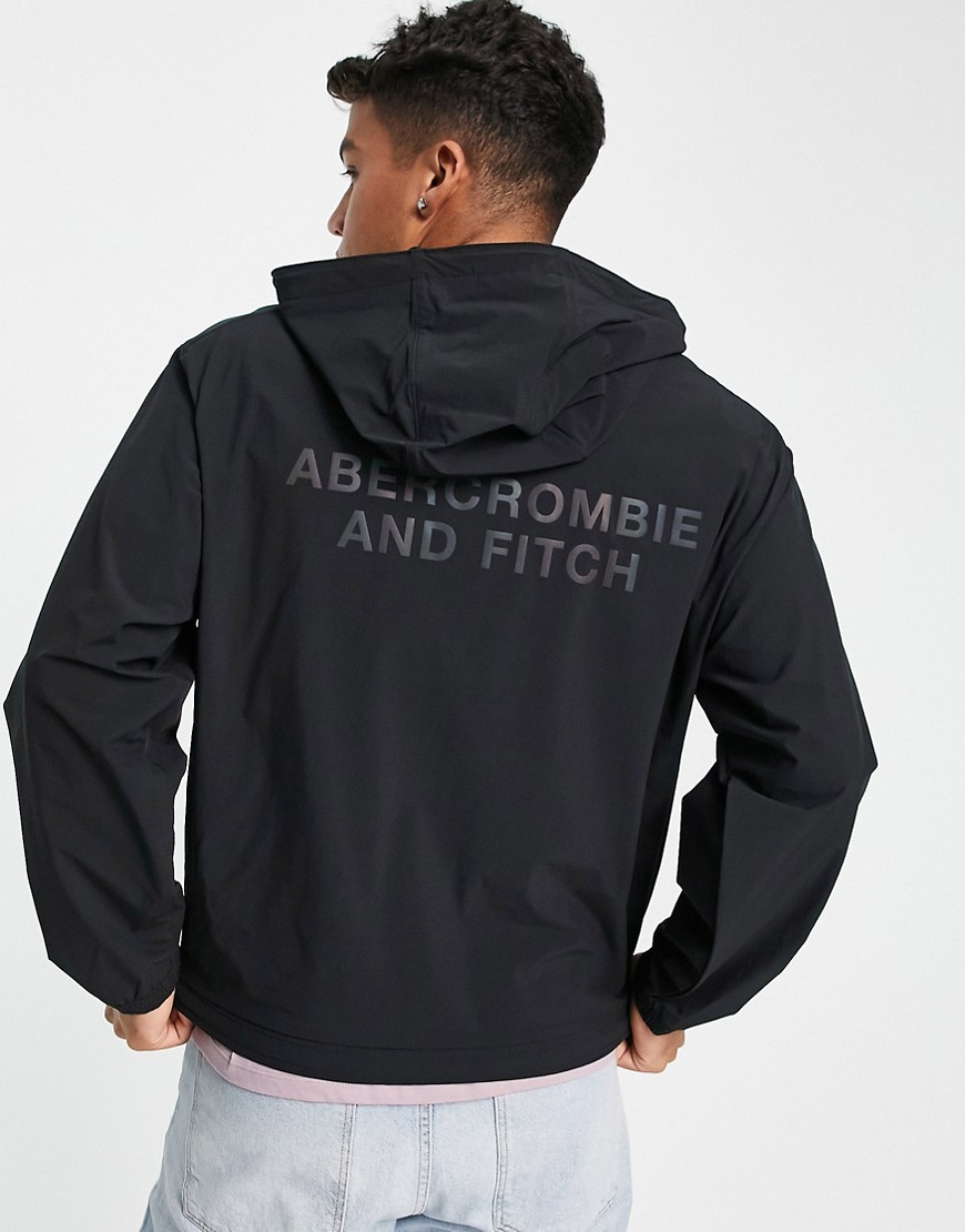 abercrombie & fitch -  – Regenjacke in Schwarz mit Kapuze und reflektierendem Logoprint auf dem Rücken