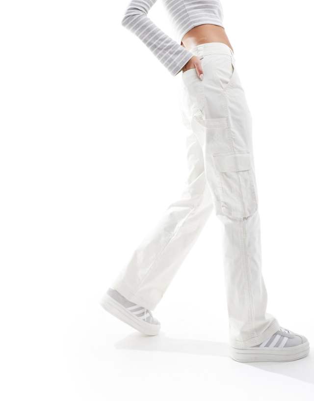 Abercrombie & Fitch - relaxed cargo trouser in cream