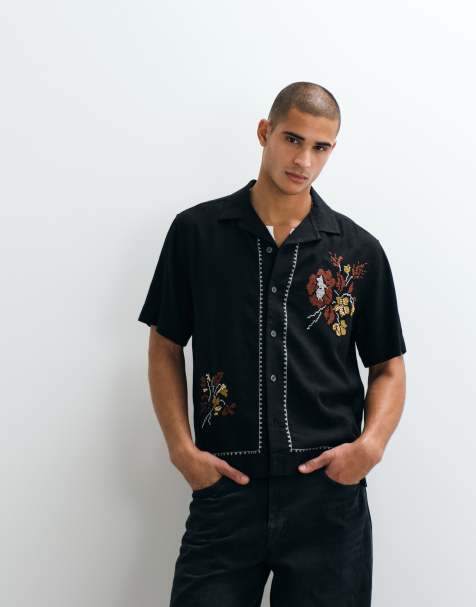 Abercrombie & Fitch - Resort - Linnenrijk overhemd met korte mouwen en borduursels in zwarte bloemenprint - view 1