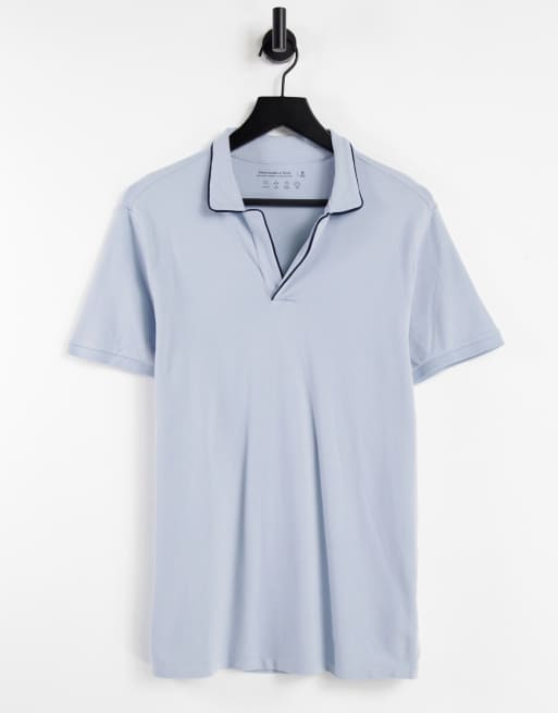 Abercrombie & Fitch – Resort – Polohemd in Hellblau/Marineblau mit offenem, gestreiftem Kragen