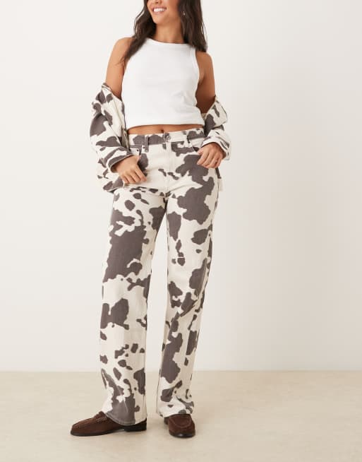 Abercrombie & Fitch - Ruimvallende jeans met halfhoge taille in jaren 90-stijl in koeienprint