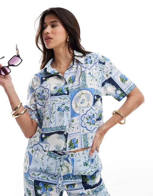 Abercrombie & Fitch - Satijnen overhemd met korte mouwen in blauwe tegelprint, deel van co-ord set