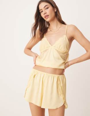 Abercrombie & Fitch - Schwingende Pyjama-Shorts aus Satin in gelb mit Spitzensaum, Kombiteil-Grün