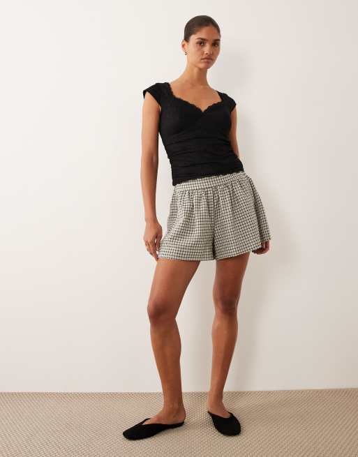 Abercrombie & Fitch - Sort blondetop med hjerteformet hals og indbygget BH, 2 af 4