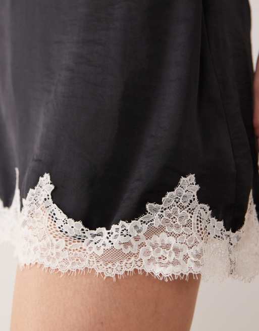 Abercrombie & Fitch - Sort mini-skort i satin med blondekant, 2 af 5