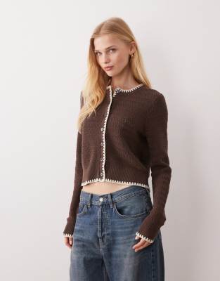 Abercrombie & Fitch - Strickjacke in Braun mit V-Ausschnitt und Kontrastnähten-Brown