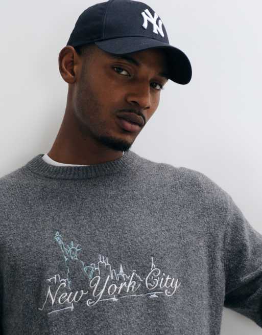 Abercrombie & Fitch Strickpullover mit Rundhalsausschnitt und NYC-Print in Anthrazit, 4 von 5