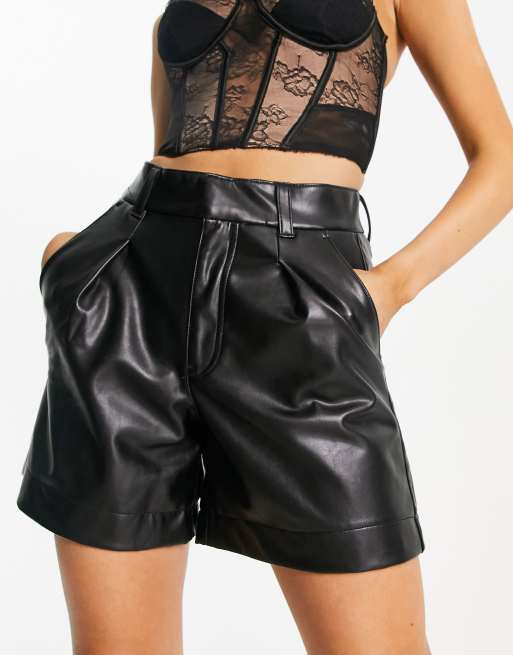 Abercrombie & Fitch – Svarta, figursydda shorts i läderimitation