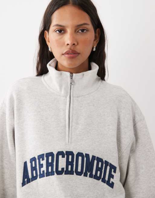 Abercrombie & Fitch sweat-shirt zippé 1/4 avec logo devant en gris clair, 3 de 4
