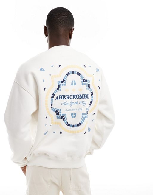 Abercrombie & Fitch – sweatshirt azul in Weiß mit aufgesticktem Logo vorn und Kachelmotiv auf dem Rücken