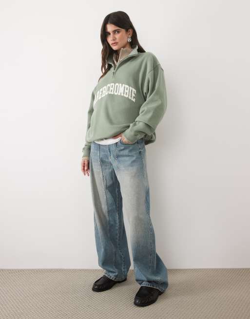 Abercrombie & Fitch sweatshirt med frontlogo og 1/4-lynlås i khaki, 2 af 4
