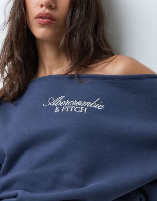 Abercrombie & Fitch sweatshirt med logo foran og offshoulder i marineblå, 2 af 4