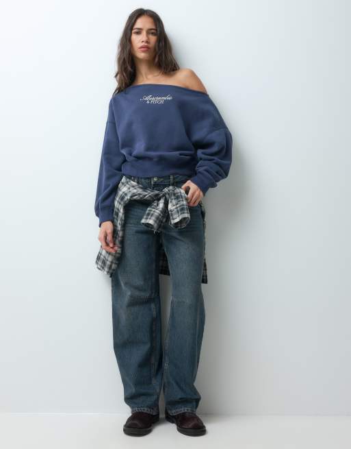 Abercrombie & Fitch sweatshirt med logo foran og offshoulder i marineblå, 3 af 4