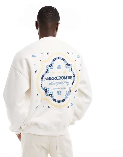 Abercrombie & Fitch - Sweatshirt met geborduurd logo op de voorkant en tegelprint op de achterkant in wit