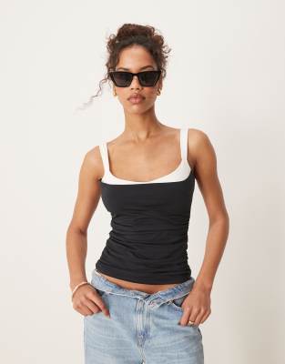 sweetheart neckline contrast top in black and white-Multi