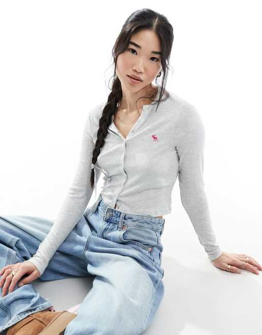 Abercrombie & Fitch – Szary zapinany na guziki top z kołnierzykiem henley, długimi rękawami i logo