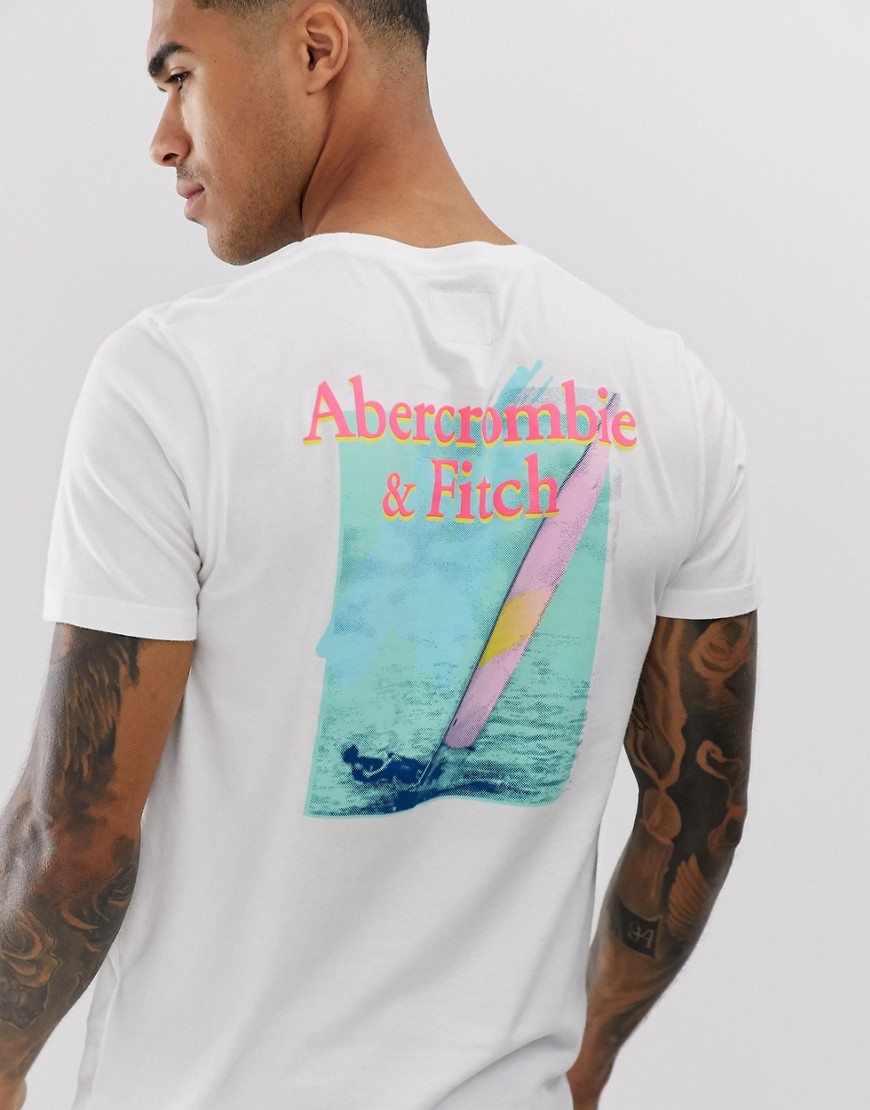 Abercrombie & Fitch - T-shirt bianca con logo e stampa di barca a vela sul retro-Bianco