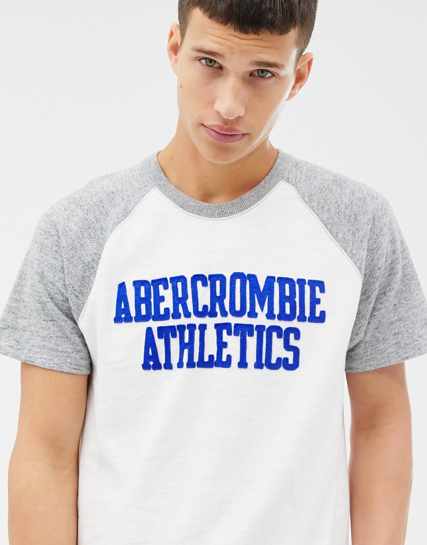 Abercrombie & Fitch - T-shirt bianca/grigia stile baseball con logo sul petto-Bianco